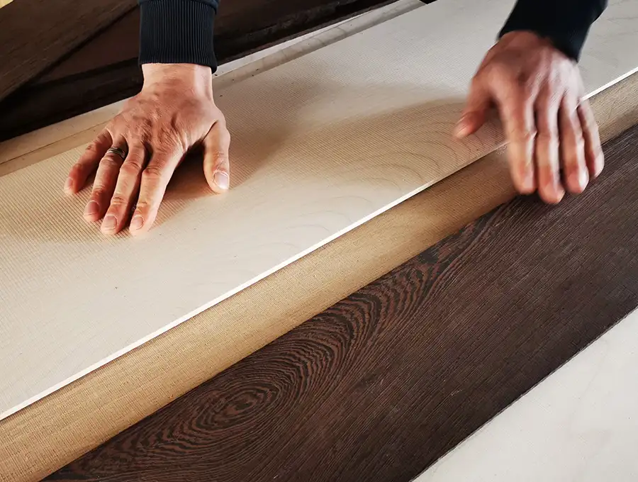 Gestalterische Vielfalt im Holz: Auswahl für Tafelparkett Verschiedene Holzarten und -muster liegen nebeneinander und zeigen die natürliche Vielfalt von Farben, Maserungen und Strukturen. Die ausgewählten Hölzer dienen als Grundlage für die Gestaltung von maßgefertigten Tafelparkett.