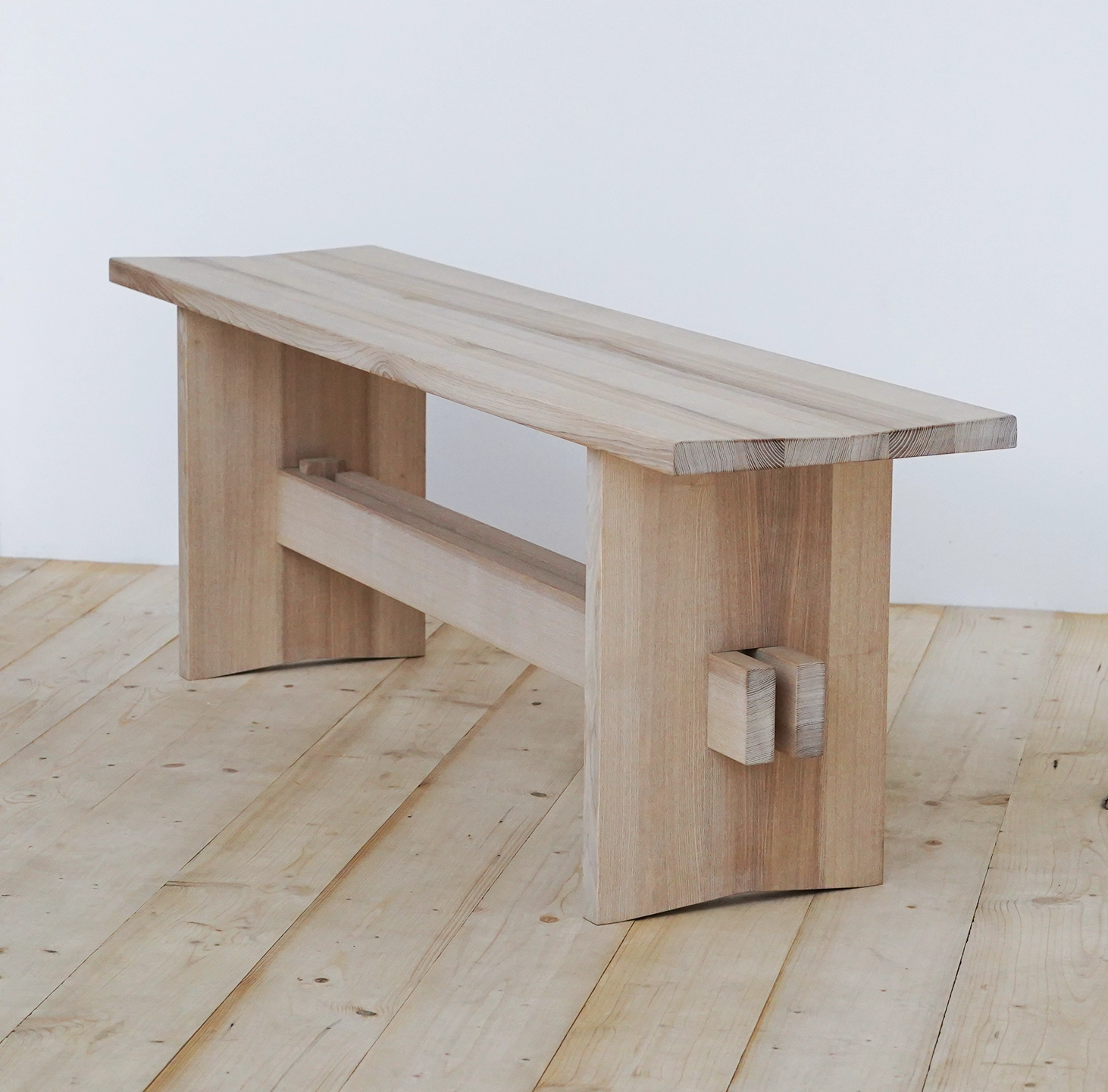 Bank Ava aus Esche – handgefertigte Sitzbank aus Massivholz, schraubenloses Design, minimalistisch und langlebig