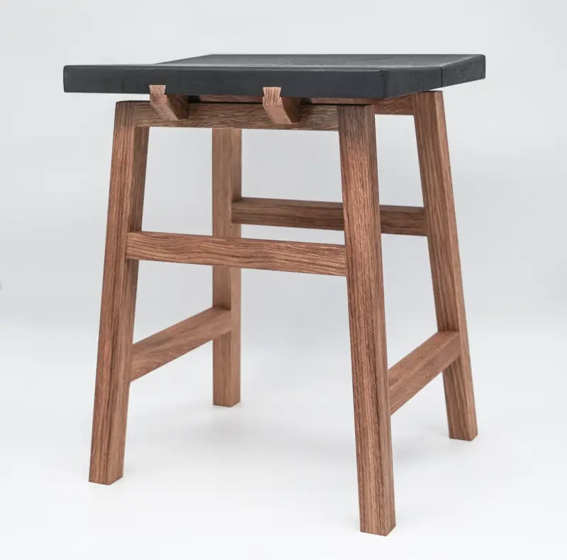 Hocker GRAD5 von holzbegabt – platzsparender, handgefertigter Hocker mit bequemer Sitzfläche und edlem Design aus Holz.