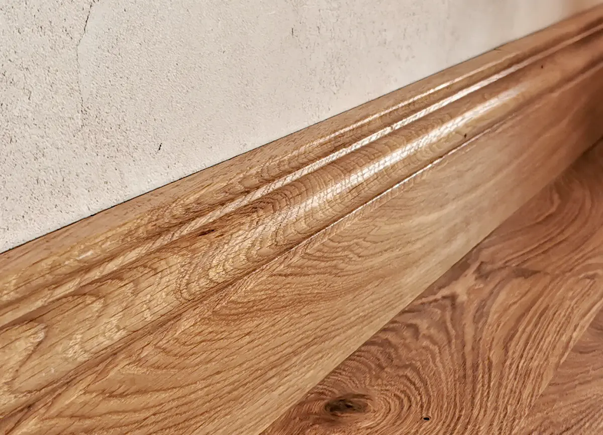 Sockelleiste Berliner Profil aus Massivholz Sockelleiste Berliner Profil aus Massivholz – klassische, elegante Holzleiste für den Übergang zwischen Boden und Wand, schützt Wände und verleiht Räumen zeitlosen Charme von holzbegabt“