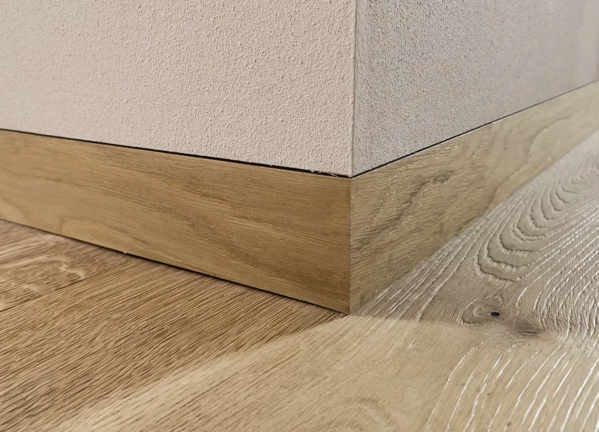 Flächenbündige Sockelleisten Verdeckte, flächenbündige Sockelleiste – modernes, staubfreies Design für nahtlosen Übergang zwischen Boden und Wand von holzbegabt