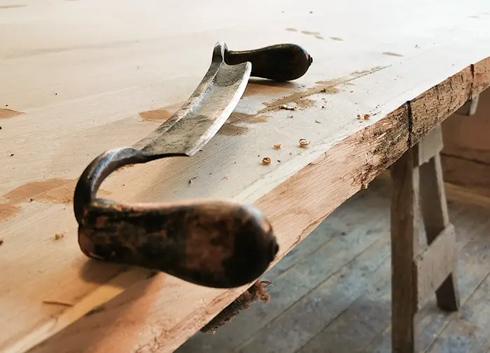 Zugmesser für Kantenbearbeitung von holzbegabt Zugmesser auf Baumkantentisch von holzbegabt – Kantenbearbeitung, individuell gestaltet und präzise verarbeitet