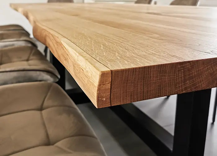 Baumkantentisch Kantenansicht von holzbegabt Baumkantentisch von holzbegabt – Detailansicht der handgefertigten Kanten aus Massivholz, präzise verarbeitet und individuell gestaltet