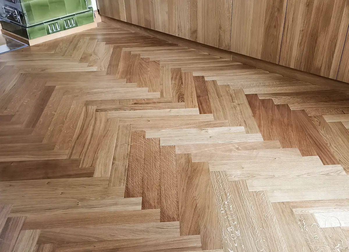 Französisches Fischgrät von Holzbegabt – Klassik & Bewegung Französisches Fischgrät-Parkett von Holzbegabt mit eleganter Linienführung, klassischer Optik und hochwertiger Ausstrahlung.