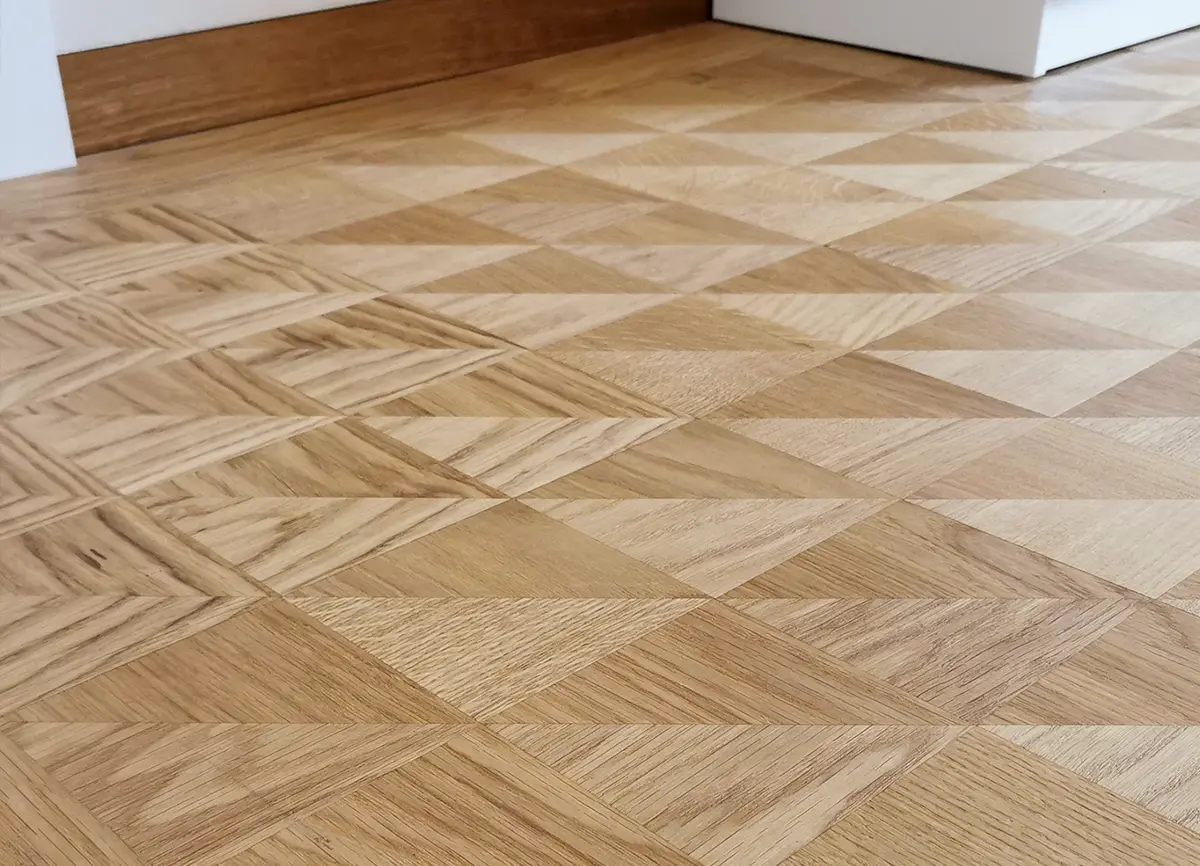 Tafelparkett Leaf von holzbegabt Tafelparkett Leaf aus Eiche – handgefertigte Dreiecksformen auf Tafeln, die ein einzigartiges Muster und ein modernes Design erzeugen, Holzfußboden von holzbegabt