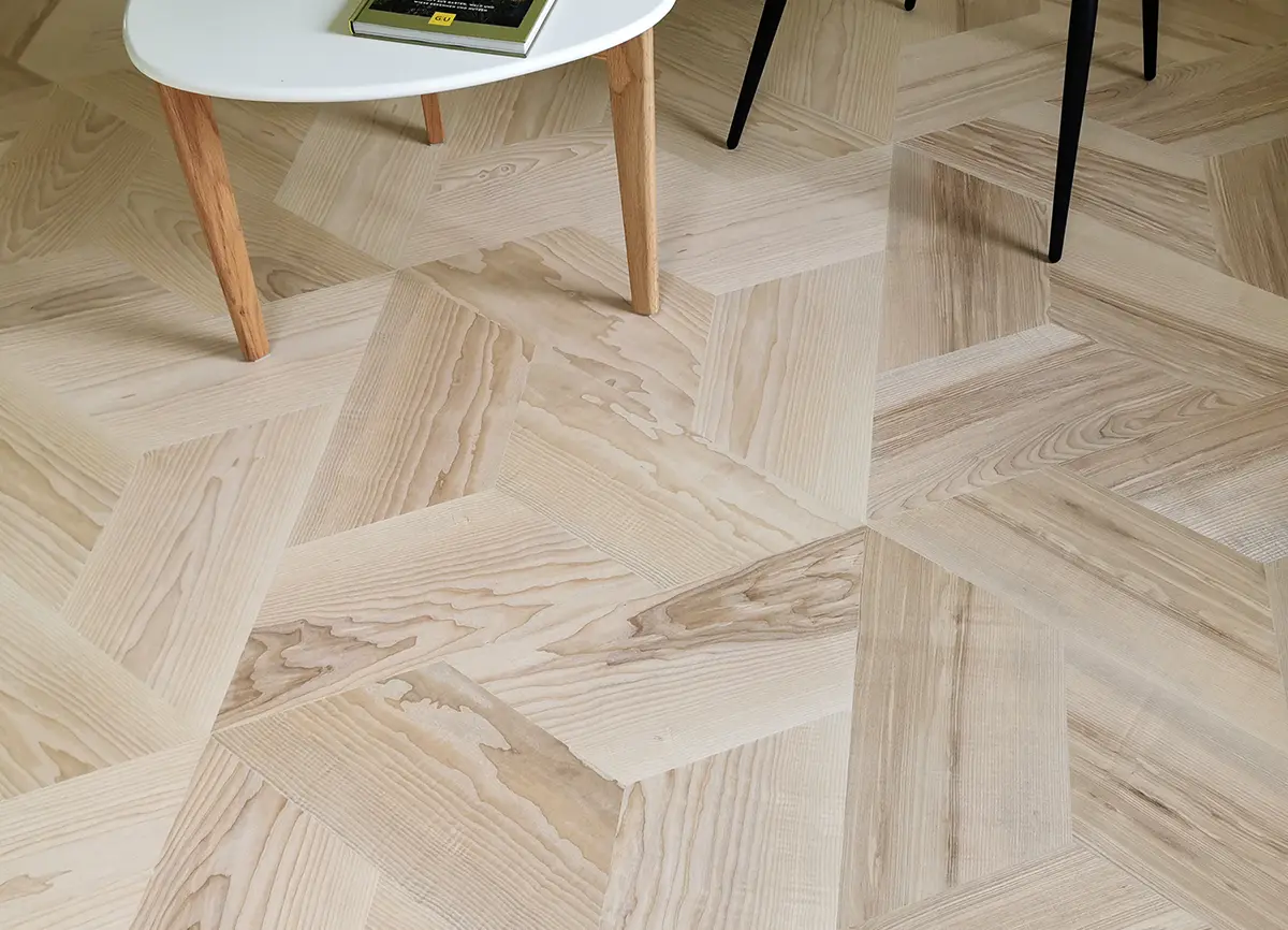 Triangle Parkett von Holzbegabt – Verschränkung & Balance Eichenparkett Triangle von Holzbegabt mit dreieckiger Struktur, lebendiger Geometrie und ausgewogener Wirkung.