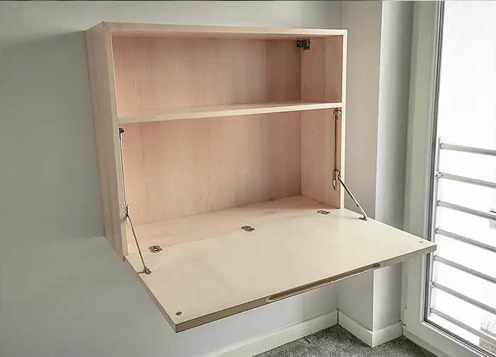 Maßgefertigter Wandschreibtisch aus Holz Maßgefertigter Wandschreibtisch von holzbegabt – platzsparendes Design aus hochwertigem Holz